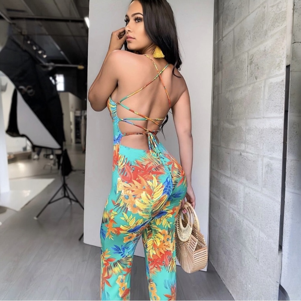 Boutique Tropical Floral Strappy Jumpsuit SZ M Excellent Condition